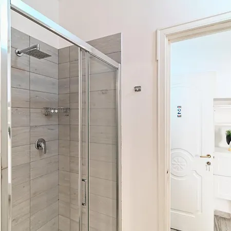 Joivy Cosy 4-bed Near Duomo Di * קומו